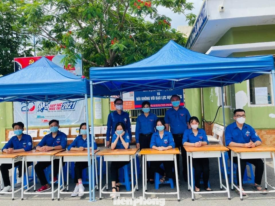 Tại các điểm thi ở Bình Dương, lực lượng Đoàn thanh niên được bố trí để hỗ trợ thí sinh Tại các điểm thi ở Bình Dương, lực lượng Đoàn thanh niên được bố trí để hỗ trợ thí sinh