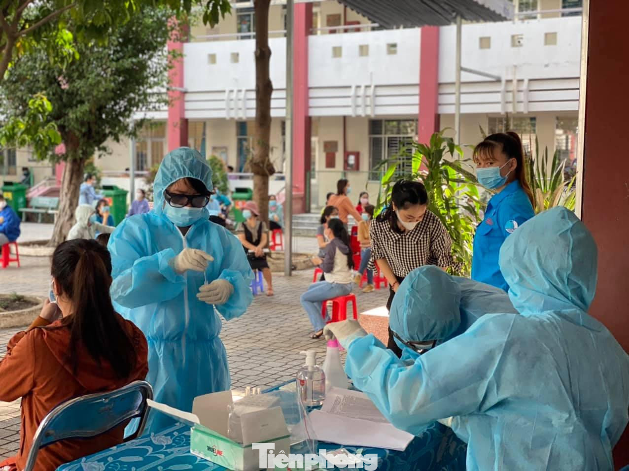 Thí sinh lấy mẫu xét nghiệm trước khi bước vào phòng thi Thí sinh lấy mẫu xét nghiệm trước khi bước vào phòng thi