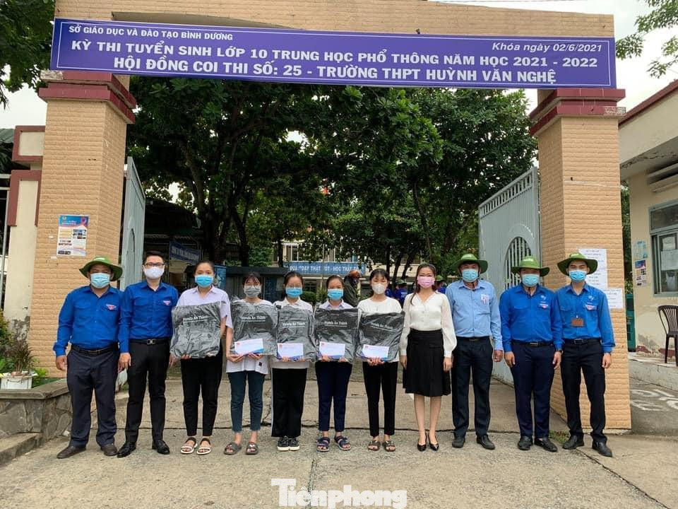 Lãnh đạo Tỉnh đoàn Bình Dương tặng quà cho học sinh Lãnh đạo Tỉnh đoàn Bình Dương tặng quà cho học sinh