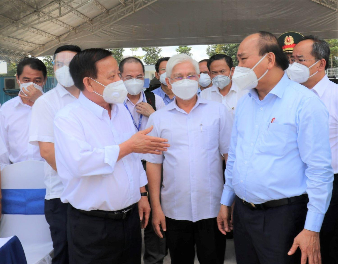 Ông Nguyễn Văn Hùng, Chủ tịch HĐQT Becamex IDC (bìa trái) báo cáo tiến độ xây dựng bệnh viện dã chiến với Chủ tịch nước