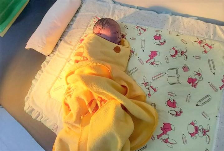 Bé sinh non được chăm sóc đặc biệt trong khu điều trị COVID-19 ở huyện Bàu Bàng Bé sinh non được chăm sóc đặc biệt trong khu điều trị COVID-19 ở huyện Bàu Bàng