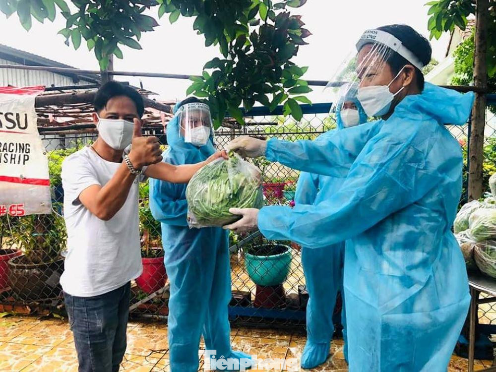 Ngoài việc được hỗ trợ tiền trọ, công nhân được tiếp tế nhu yếu phẩm