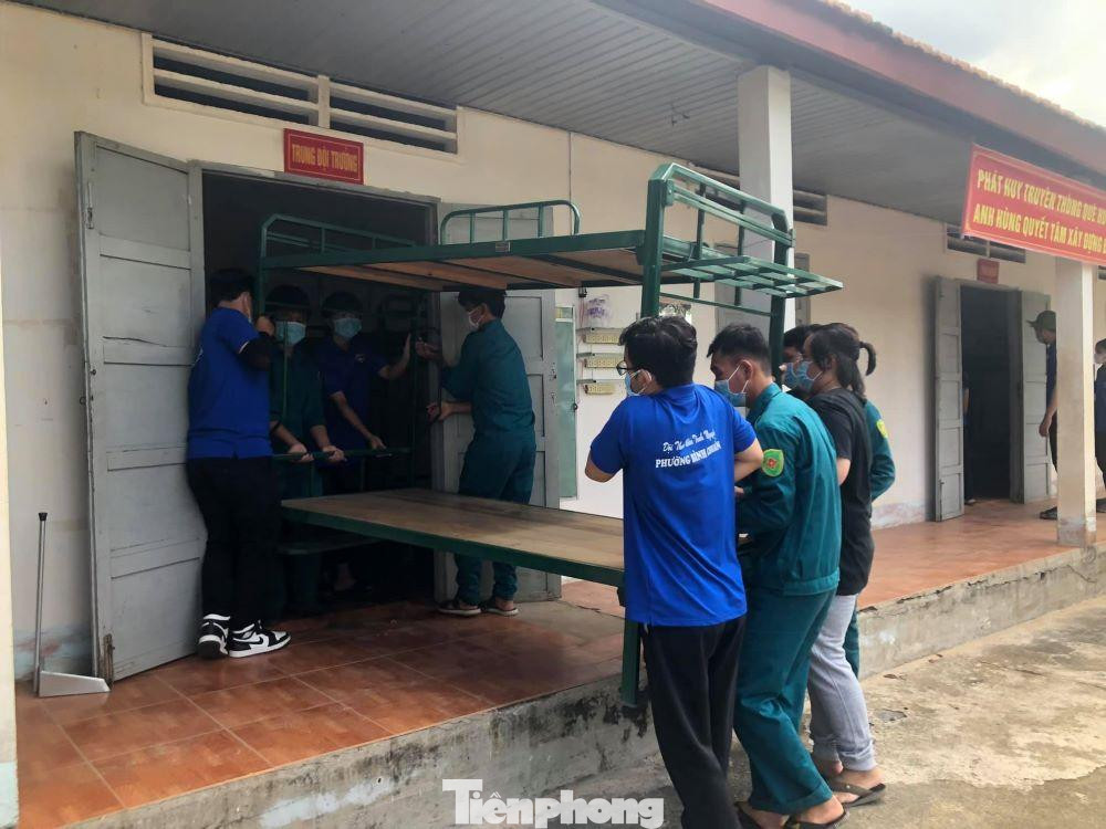 Tình nguyện viên nỗ lực chuẩn bị chỗ cách ly