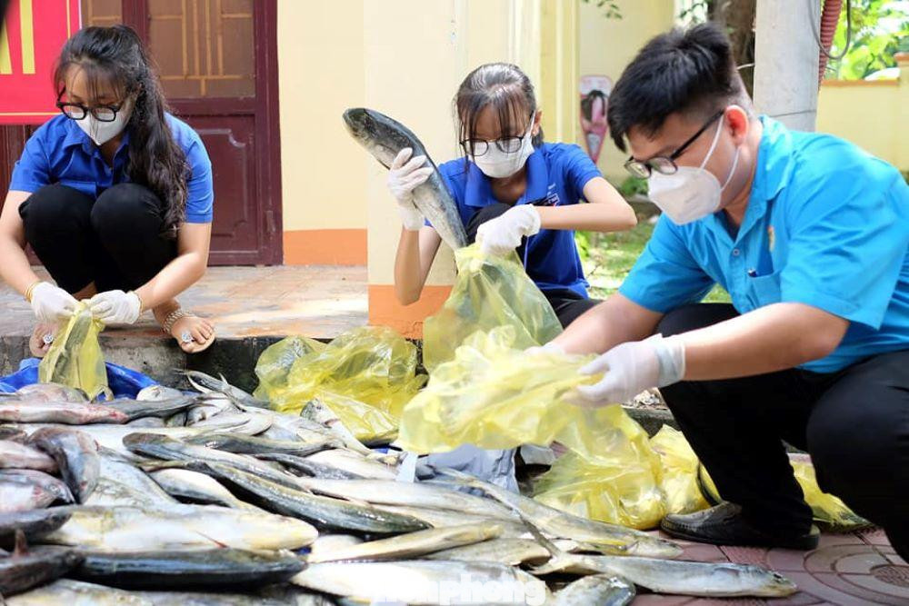 Hàng hóa tiếp nhận được phân từng phần mang hỗ trợ người dân