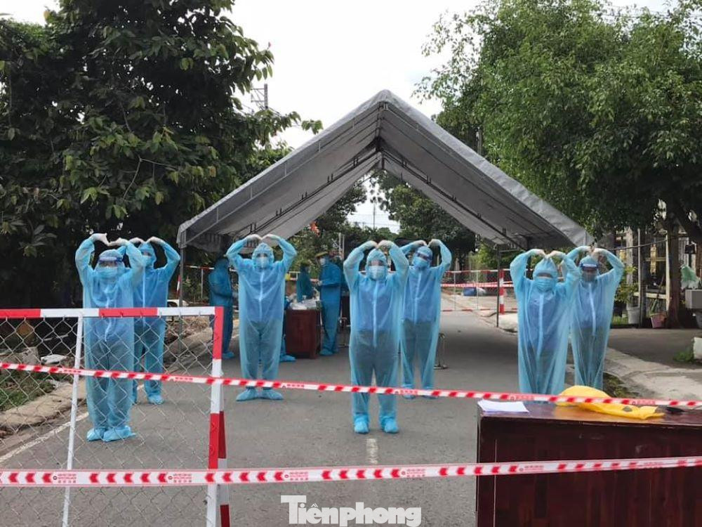 Làm nhiệm vụ trong khu vực phong tỏa rất vất vả nhưng các tình nguyện viên và nhân viên y tế luôn lạc quan