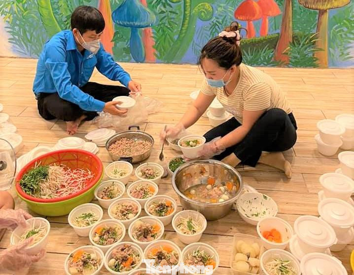 Đoàn viên thanh niên chuẩn bị từng phần ăn sáng phát cho lực lượng tuyến đầu và người dân trong khu vực phong tỏa