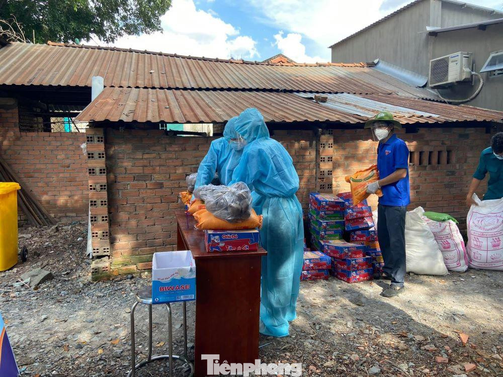 Các ngõ hẻm đều có tình nguyện viên hỗ trợ thực phẩm
