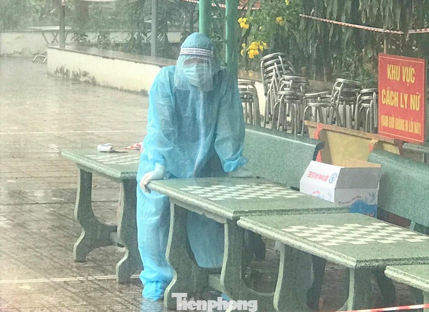 Tình nguyện viên đuối sức khi tham gia xét nghiệm dưới con mưa lớn nhiều giờ