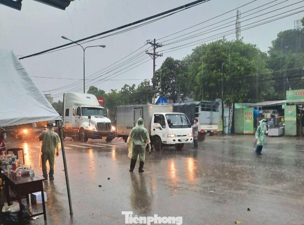 Lực lượng chức năng làm nhiệm vụ kiểm soát dưới cơn mưa lớn