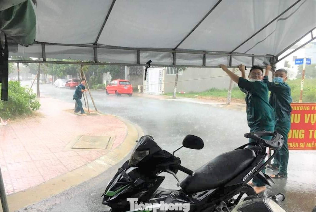 Tại các chốt, lực lượng vừa thực hiện nhiệm vụ phòng, chống dịch vừa cố gắng bảo vệ lều khỏi bị gió thổi bay. Hình ảnh lực lượng quần, áo ướt đẫm làm việc dưới mưa khiến ai nhìn cũng xúc động