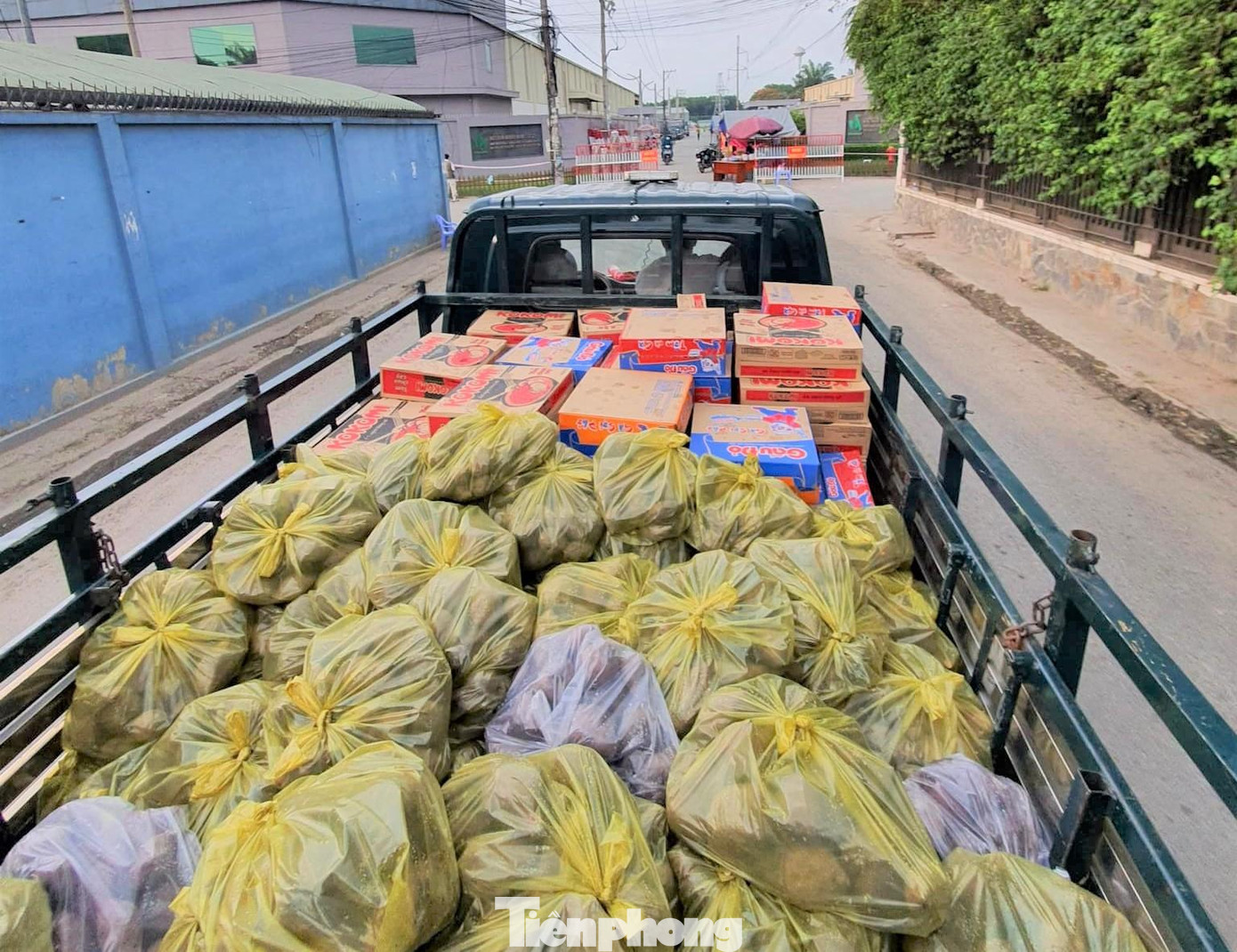 Lực lượng chức năng sẽ mang thực phẩm đến phát cho người dân 2 điểm nóng bị khóa chặt Lực lượng chức năng sẽ mang thực phẩm đến phát cho người dân 2 điểm nóng bị khóa chặt