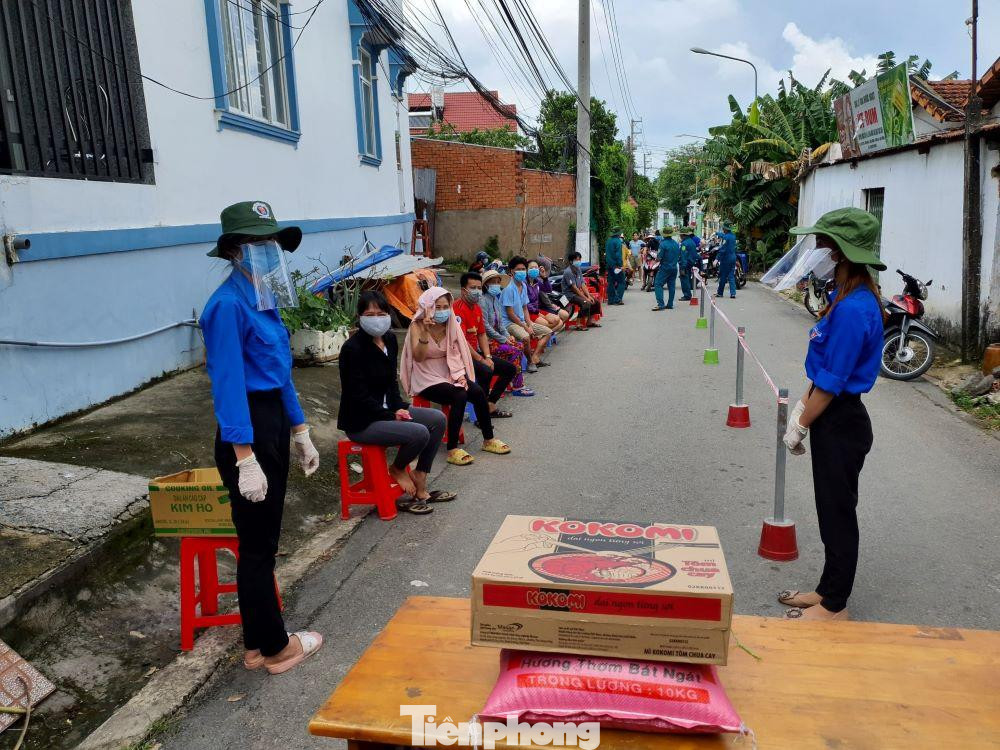 Ngoài việc phòng, chống dịch, lực lượng chức năng và tình nguyện viên còn cố gắng phát nhu yếu phẩm cho người dân
