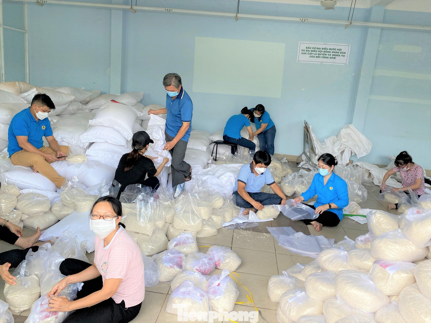 Cán bộ công đoàn ngày, đêm chuẩn bị từng phần lương thực để phát cho người dân