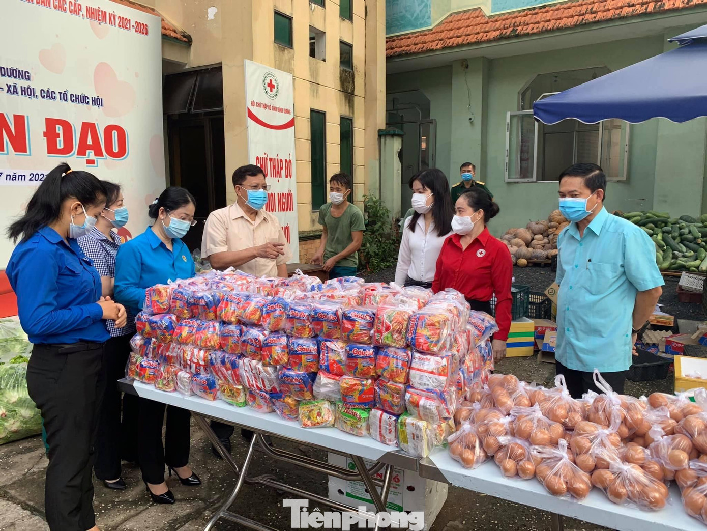 Hội Chữ thập Đỏ và Tỉnh đoàn Bình Dương liên tục tổ chức phiên chợ 0 đồng phục vụ người dân Hội Chữ thập Đỏ và Tỉnh đoàn Bình Dương liên tục tổ chức phiên chợ 0 đồng phục vụ người dân