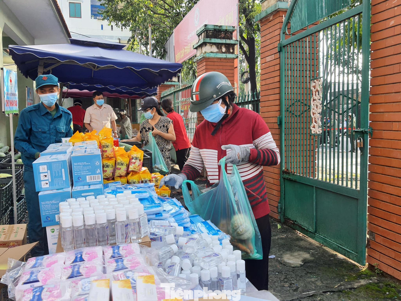 Ngoài việc bố trí xe bán hàng lưu động phục vụ người dân, Bình Dương tổ chức nhiều điểm bán hàng 0 đồng Ngoài việc bố trí xe bán hàng lưu động phục vụ người dân, Bình Dương tổ chức nhiều điểm bán hàng 0 đồng