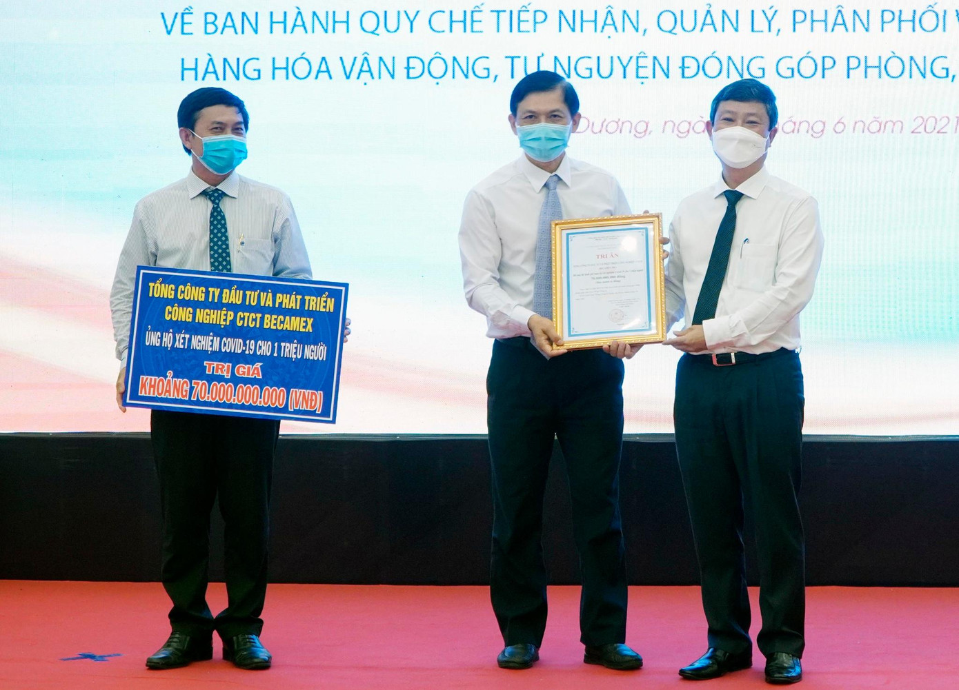 Bình Dương tiếp nhận ủng hộ quỹ phòng, chống dịch COVID-19