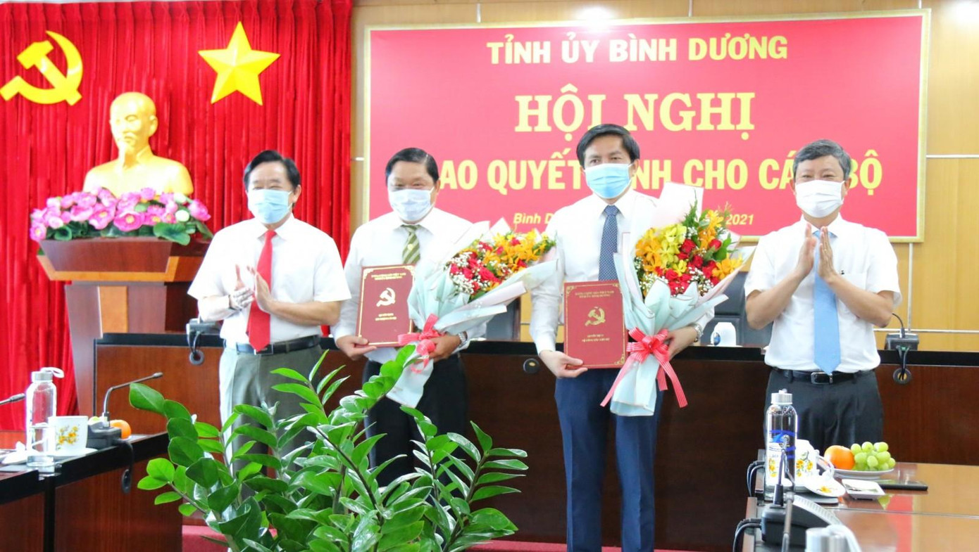 Ông Nguyễn Tầm Dương (thứ 2, bìa trái) được bổ nhiệm chức Chánh Văn phòng UBND tỉnh Bình Dương