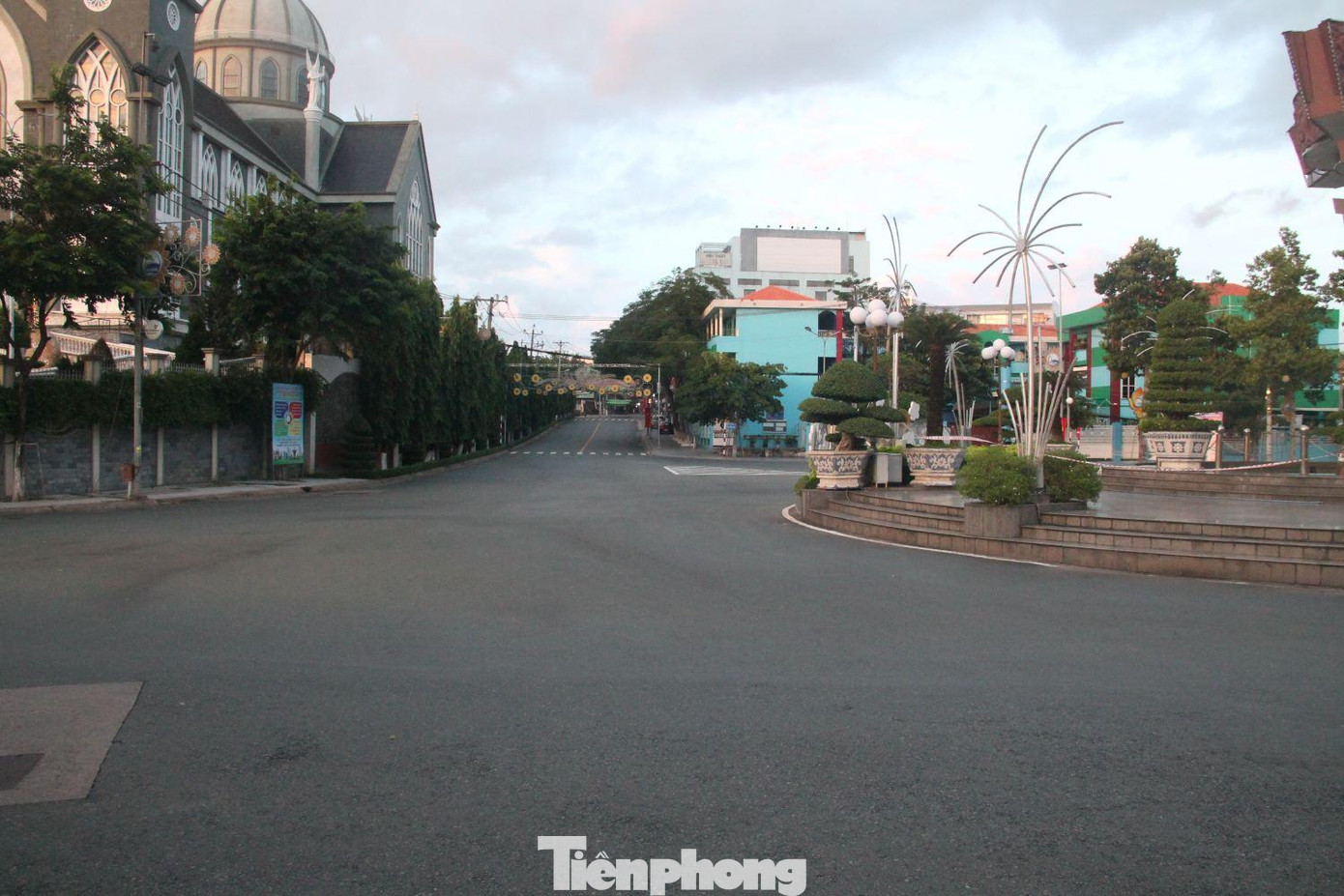 Khu vực vòng xoay nhà thờ Phú Cường vắng lặng sau 18h