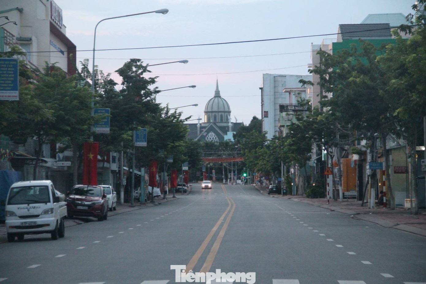 Đường Cách Mạng Tháng Tám vắng vẻ sau 18h