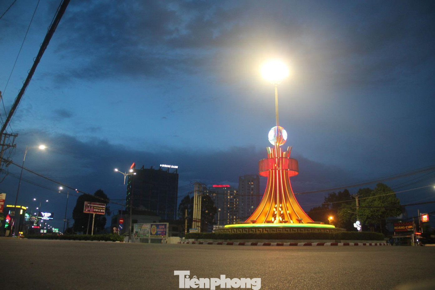 Màn đêm buông xuống chẳng còn bóng người đi đường