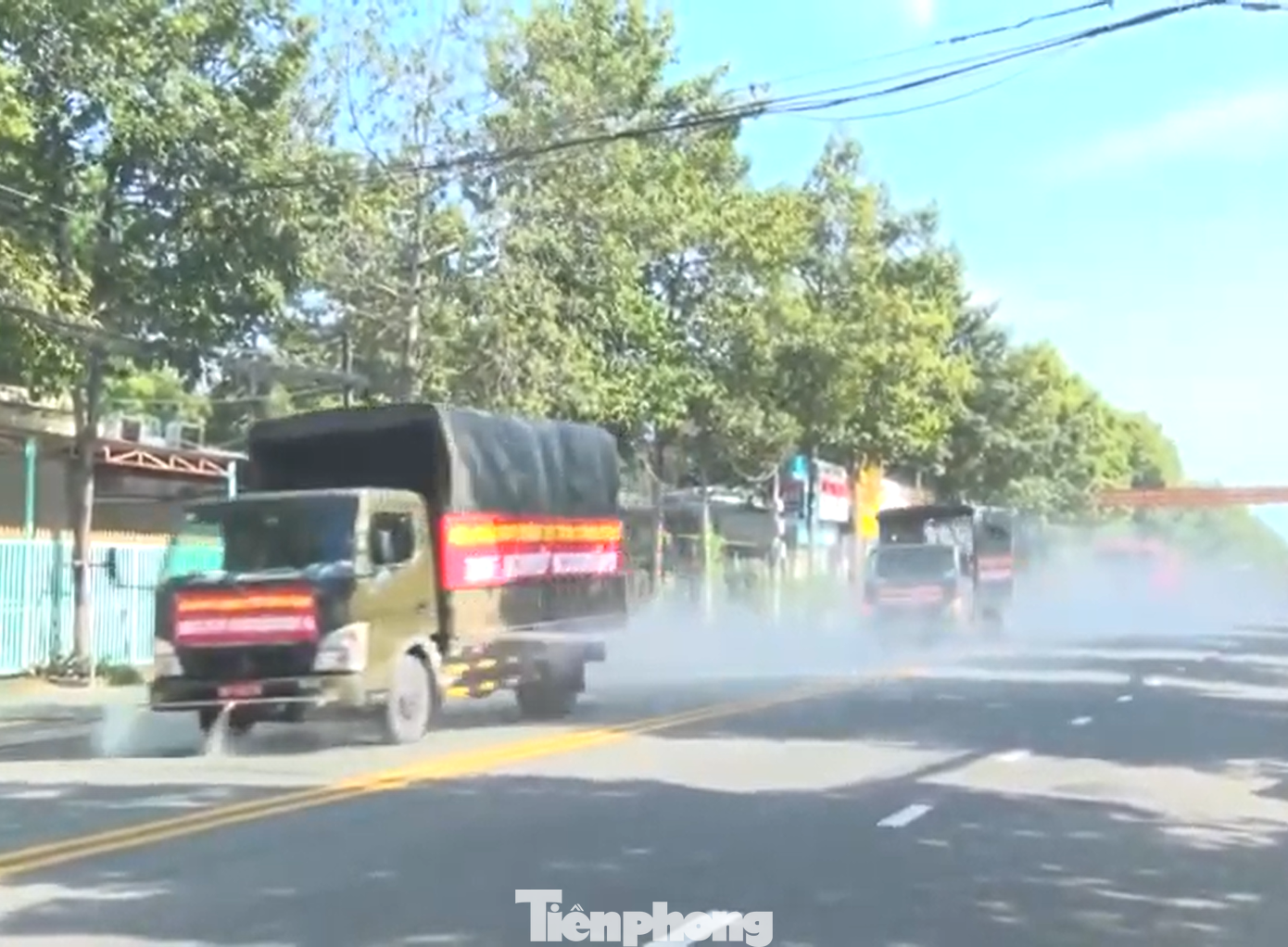 Lực lượng chức năng phun khử khuẩn trên đường phố Thủ Dầu Một