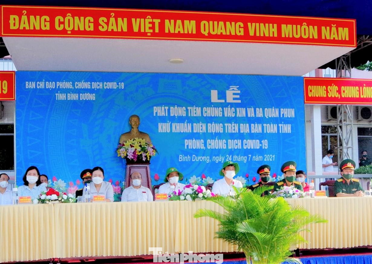 Ngày 24/7, Bình Dương tổ chức Lễ phát động tiêm vắc xin và phun khử khuẩn diện rộng phòng, chống dịch COVID-19. Tham dự lễ có ông Võ Văn Minh – Phó Bí thư, Chủ tịch UBND tỉnh Bình Dương; tiến sĩ Dương Chí Nam, Phó Cục trưởng Cục Quản lý môi trường y tế, Bộ phận thường trực đặc biệt của Bộ Y tế tại Bình Dương; bà Trương Thị Bích Hạnh, Ủy viên Thường vụ, Trưởng Ban Tuyên giáo Tỉnh ủy, Trưởng Tiểu Ban Thông tin, tuyên truyền phòng, chống dịch.