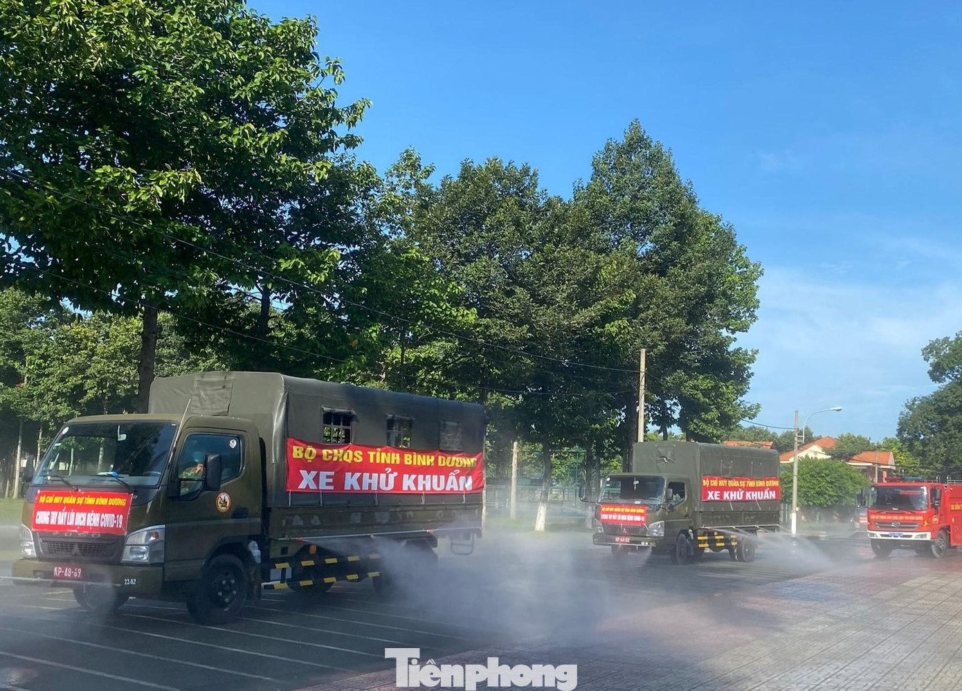 Đoàn xe phun khử khuẩn bắt đầu rời điểm tổ chức lễ phát động