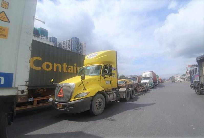 Hướng đi vào TP Dĩ An ùn tắc kéo dài, hướng ngược lại đường vắng