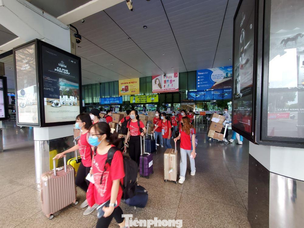 Đoàn chi viện đáp xuống sân bay Tân Sơn Nhất Đoàn chi viện đáp xuống sân bay Tân Sơn Nhất