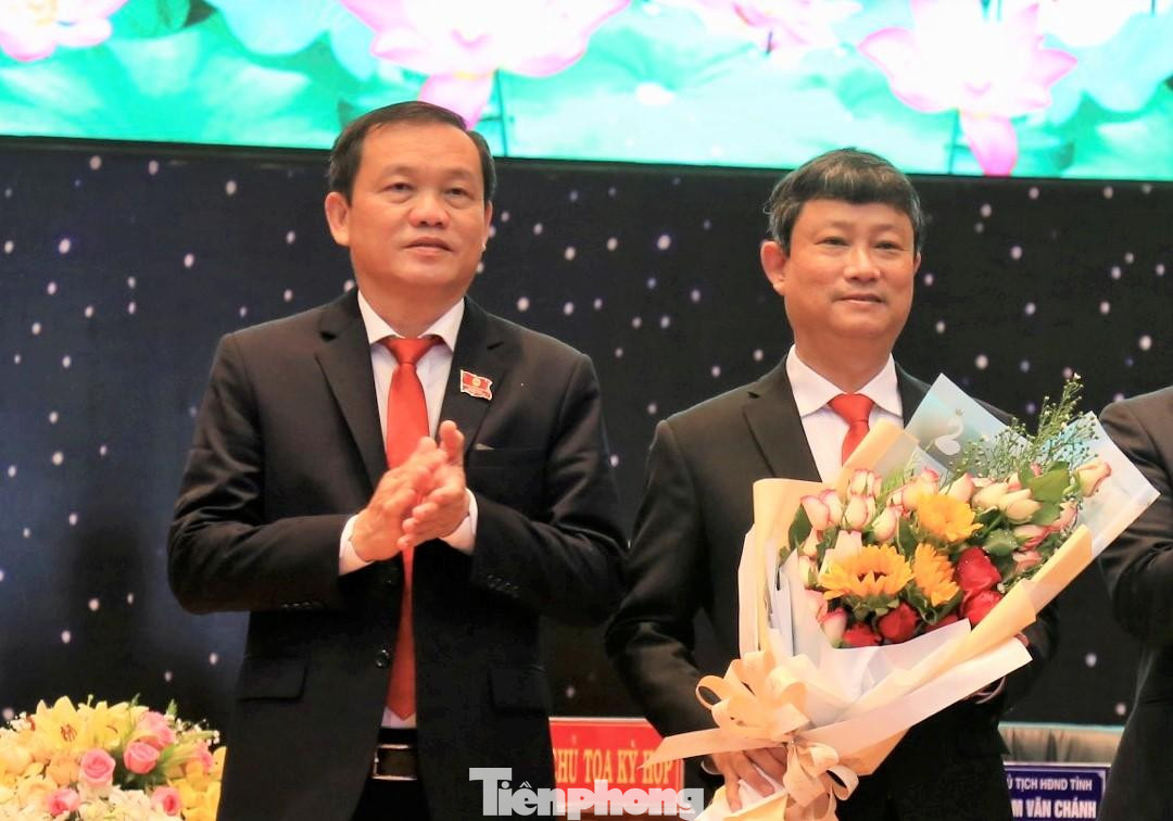 Ông Phạm Văn Chánh (bìa trái) được bầu giữ chức Chủ tịch HĐND tỉnh và ông Võ Văn Minh (bìa phải) giữ chức Chủ tịch UBND tỉnh Bình Dương Ông Phạm Văn Chánh (bìa trái) được bầu giữ chức Chủ tịch HĐND tỉnh và ông Võ Văn Minh (bìa phải) giữ chức Chủ tịch UBND tỉnh Bình Dương