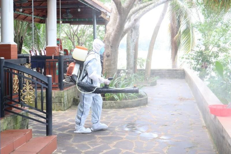 Phun khử trùng tại nhà hàng nơi tổ chức sự kiện có hơn 100 người tham dự