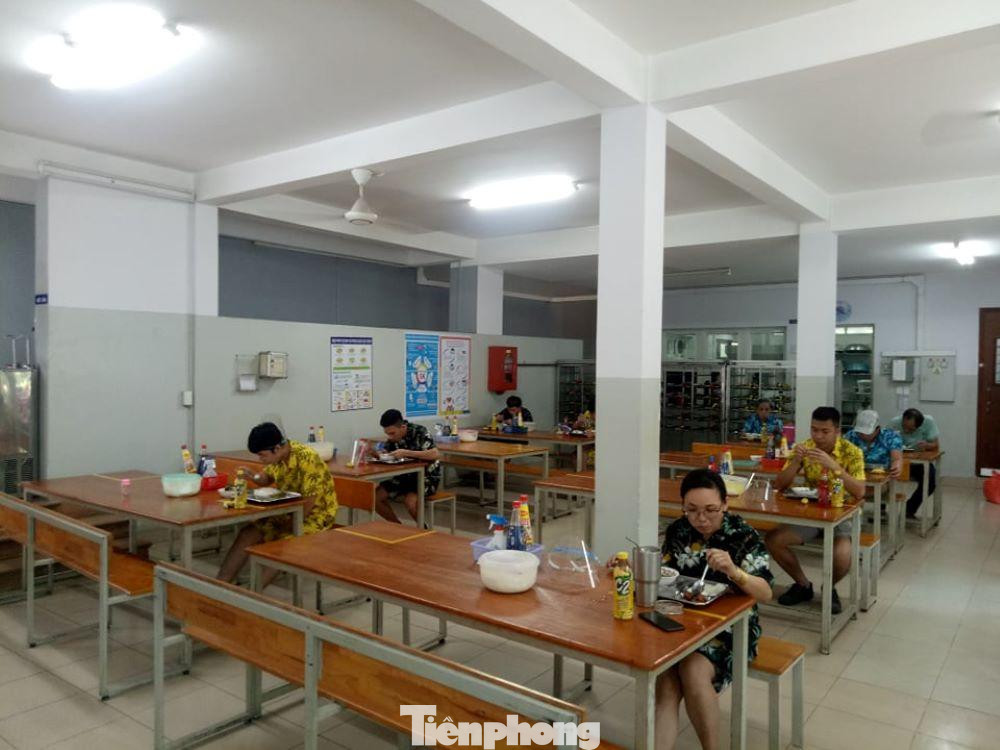 Người lao động bố trí ăn giữ khoảng cách bất kể đang sinh hoạt chung tại công ty Người lao động bố trí ăn giữ khoảng cách bất kể đang sinh hoạt chung tại công ty