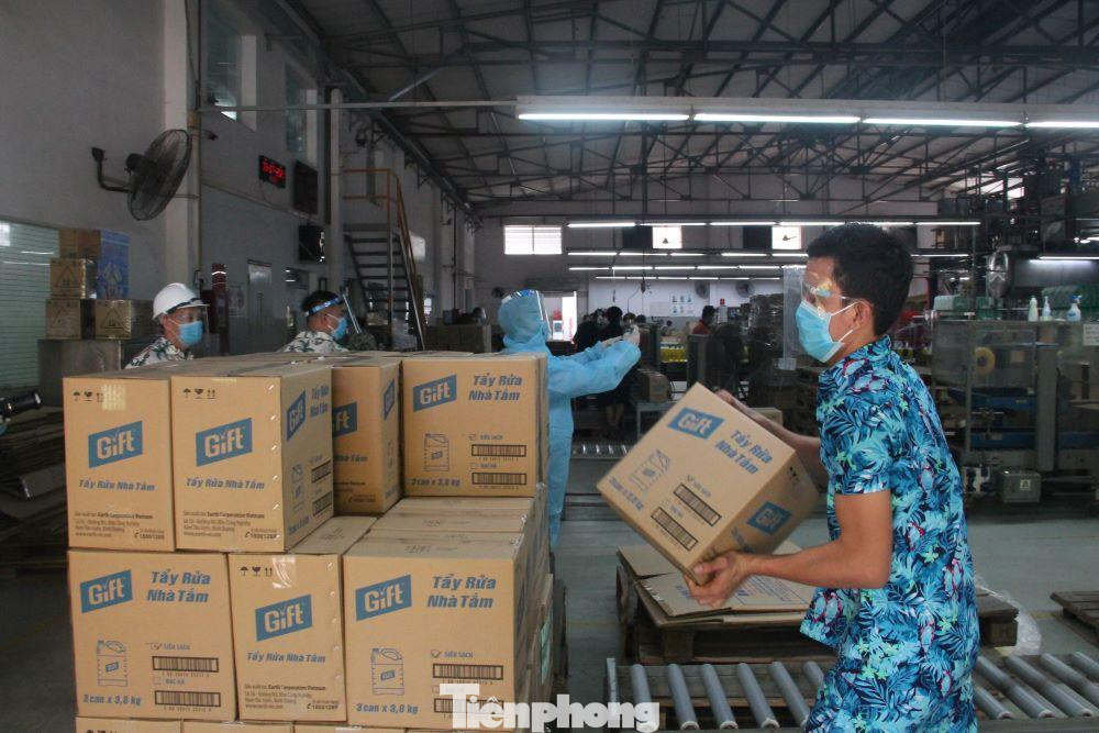 Công nhân ở lại công ty làm việc sẽ được nhận chế độ phúc lợi tốt Công nhân ở lại công ty làm việc sẽ được nhận chế độ phúc lợi tốt