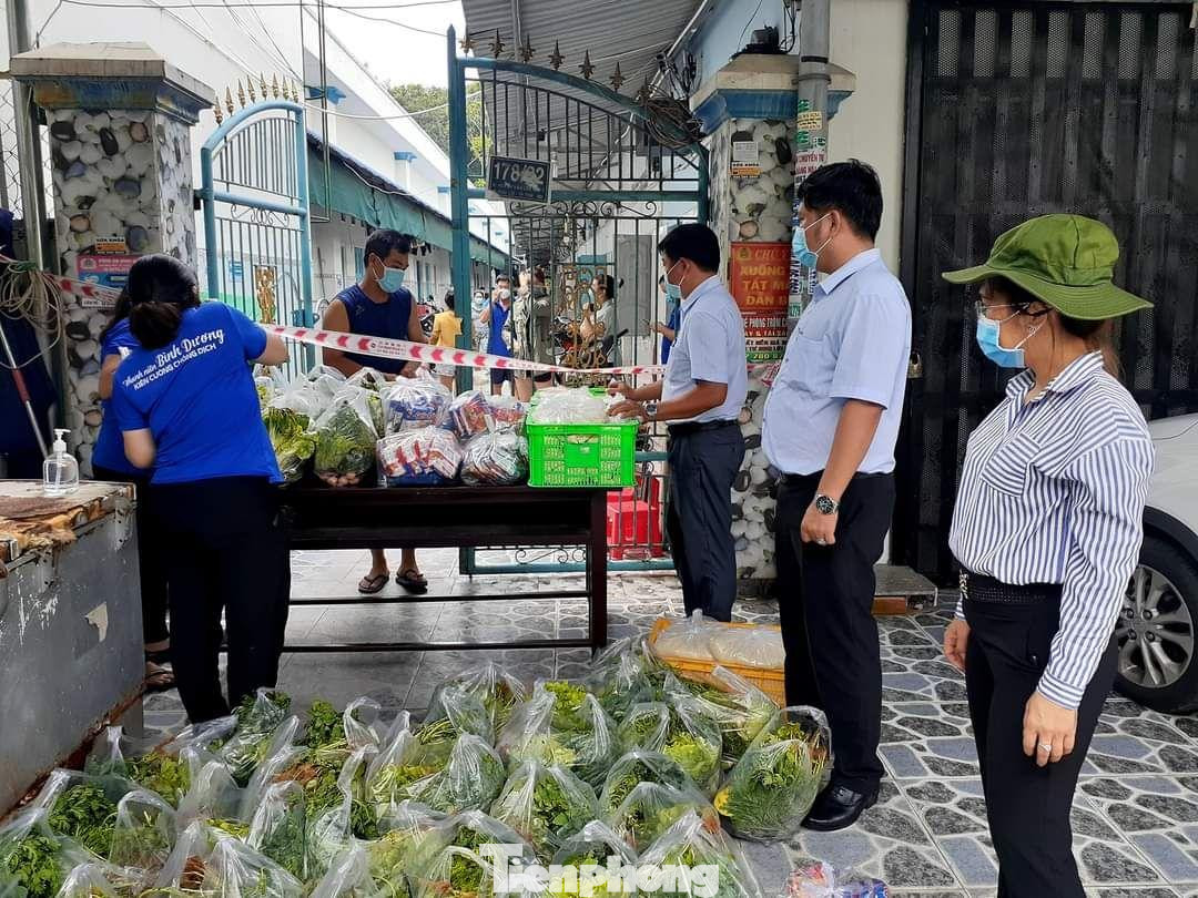 Lan Anh cùng cán bộ phường đi phát thực phẩm cho người lao động ở khu nhà trọ bị phong tỏa tạm thời