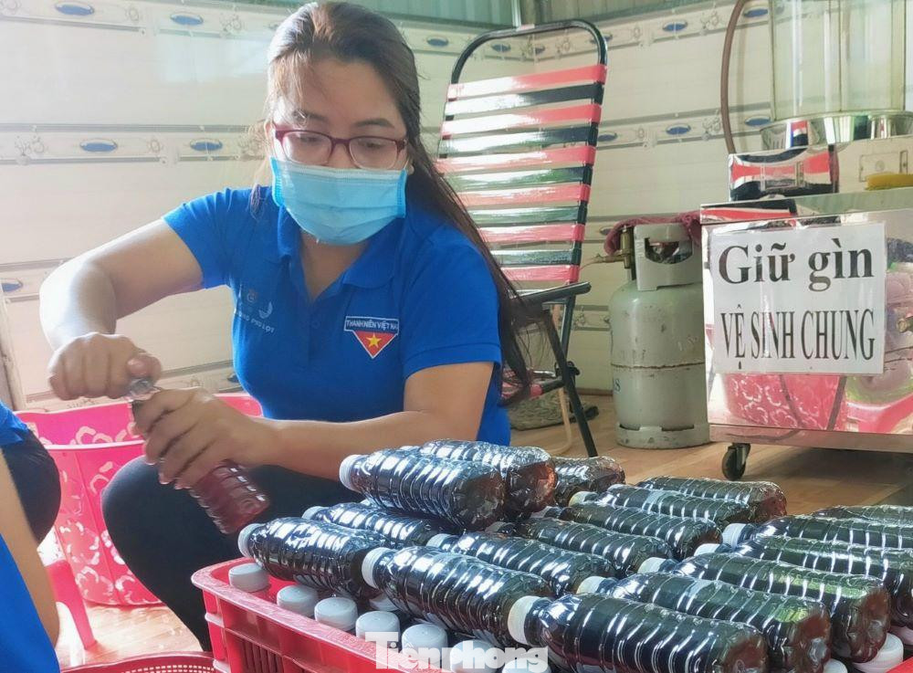 Cô chuẩn bị nước uống tự nấu phát cho lực lượng tuyến đầu phòng dịch