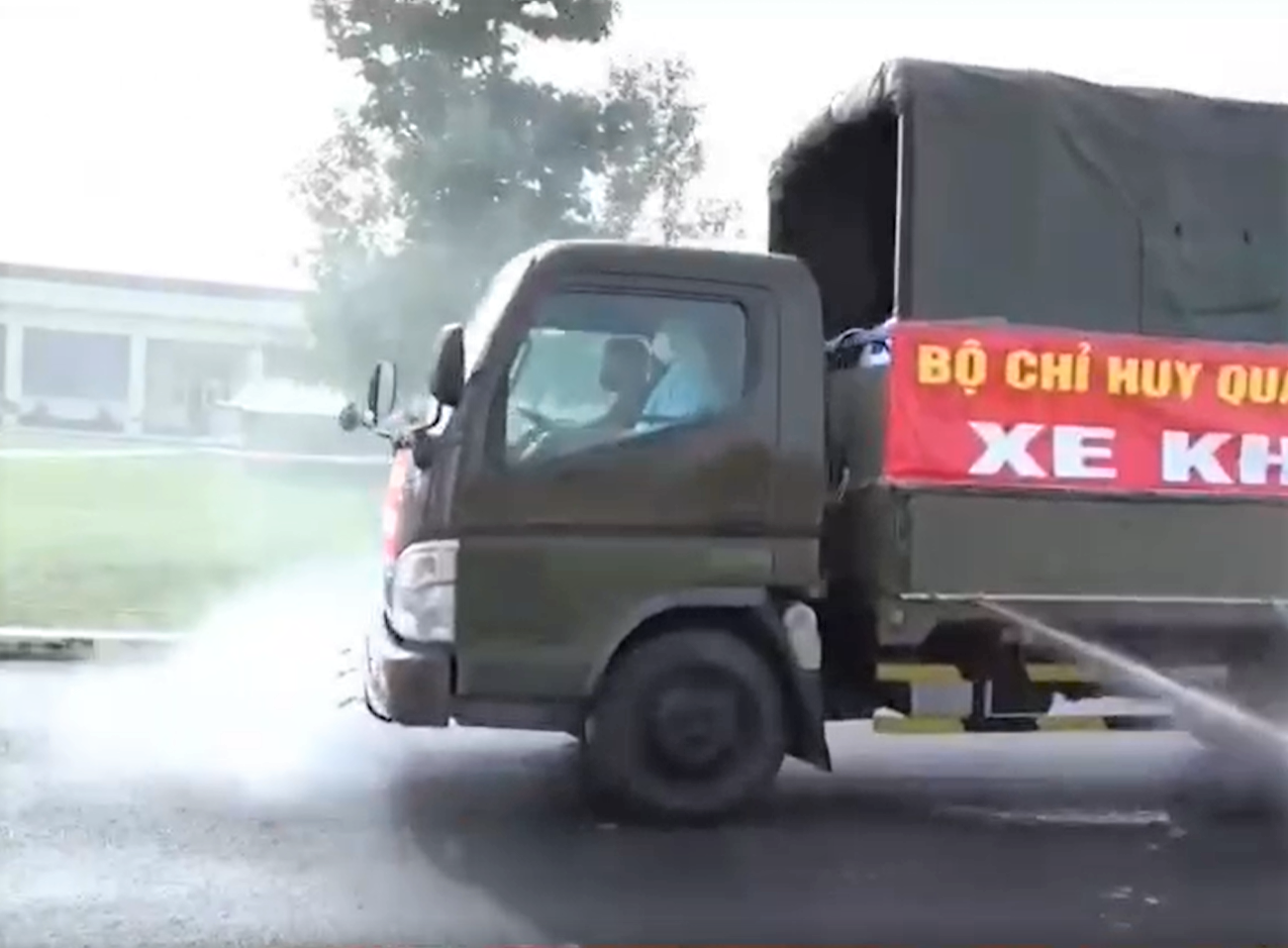 Lực lượng chức năng phun khử trùng bệnh viện dã chiến Lực lượng chức năng phun khử trùng bệnh viện dã chiến