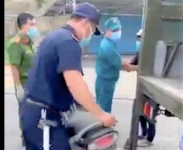 Xe anh Em bị lực lượng thu giữ và đã trả lại (ảnh cắt từ clip)