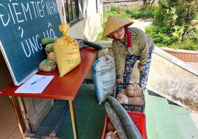 Người dân Quảng Bình mang rau, củ đến điểm hỗ trợ để chuyển vào Bình Dương (Ảnh: Người dân cung cấp) Người dân Quảng Bình mang rau, củ đến điểm hỗ trợ để chuyển vào Bình Dương (Ảnh: Người dân cung cấp)