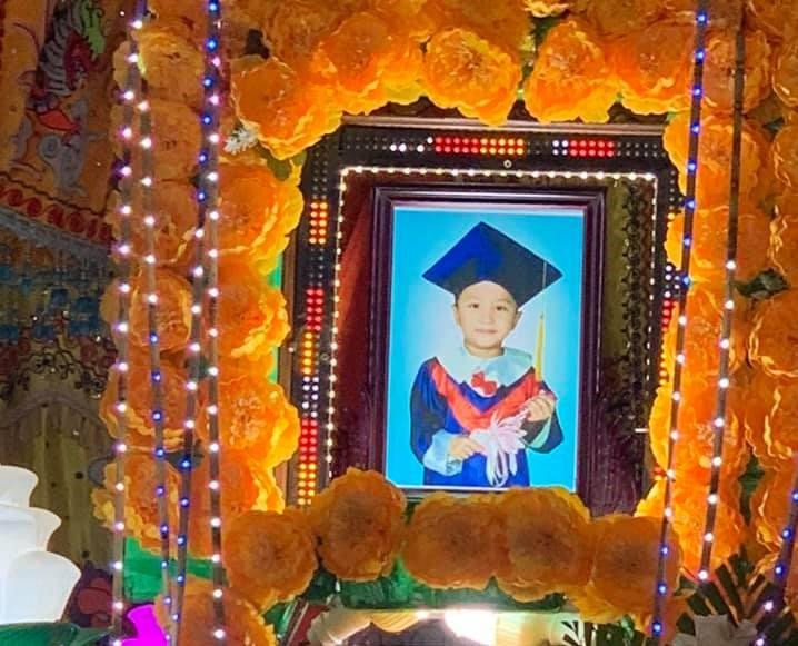 Gia đình lo hậu sự cho bé trai (Ảnh: Người dân cung cấp) Gia đình lo hậu sự cho bé trai (Ảnh: Người dân cung cấp)