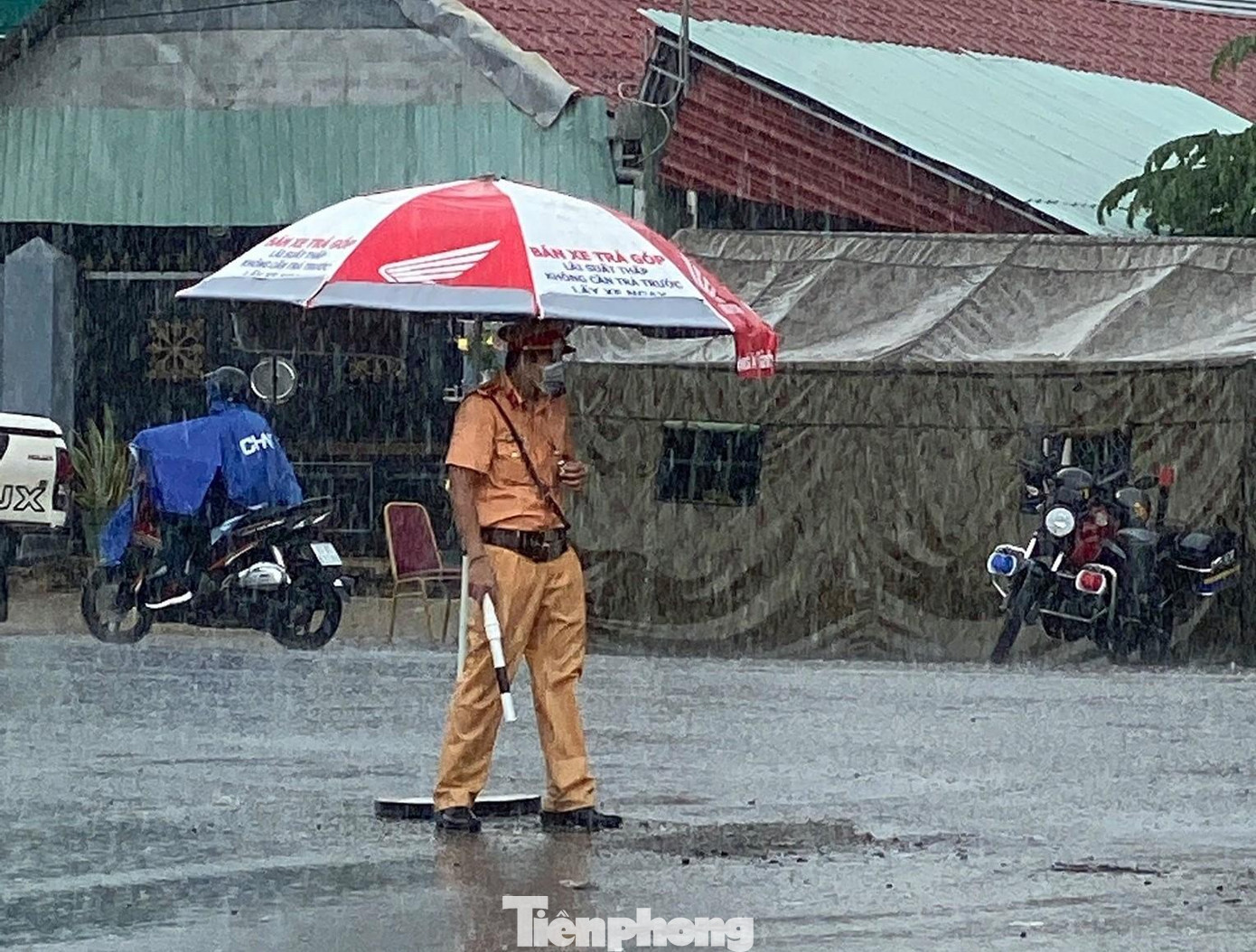 Lực lượng chức năng thực hiện nhiệm vụ 24/24h tại chốt kiểm dịch đường cửa ngõ giáp TP.HCM Lực lượng chức năng thực hiện nhiệm vụ 24/24h tại chốt kiểm dịch đường cửa ngõ giáp TP.HCM