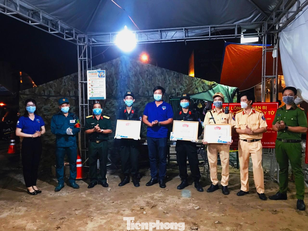 Thành đoàn Thủ Dầu Một khen thưởng cán bộ tại chốt kiểm dịch Thành đoàn Thủ Dầu Một khen thưởng cán bộ tại chốt kiểm dịch