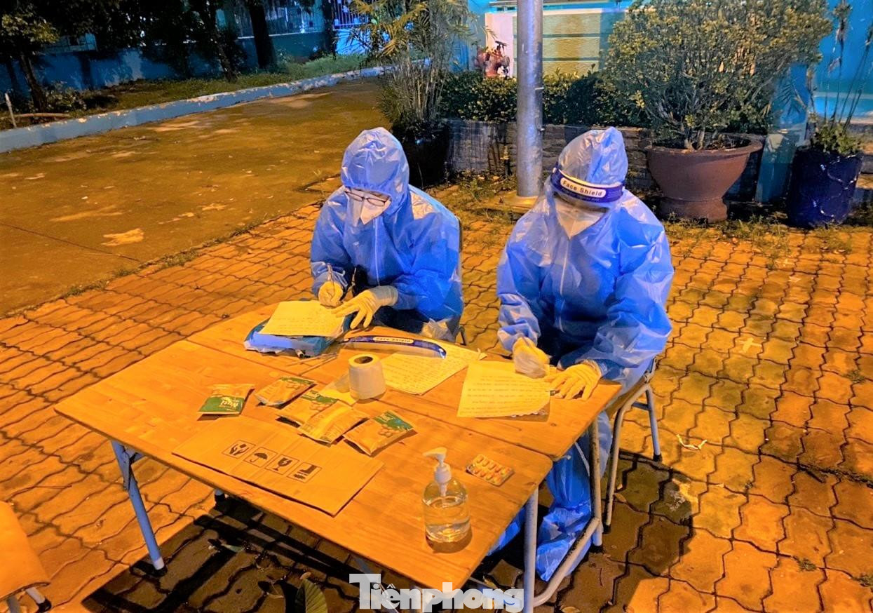 Lực lượng lấy mẫu xét nghiệm làm việc cả ngày lẫn đêm với quyết tâm loại sạch F0 khỏi cộng đồng Lực lượng lấy mẫu xét nghiệm làm việc cả ngày lẫn đêm với quyết tâm loại sạch F0 khỏi cộng đồng