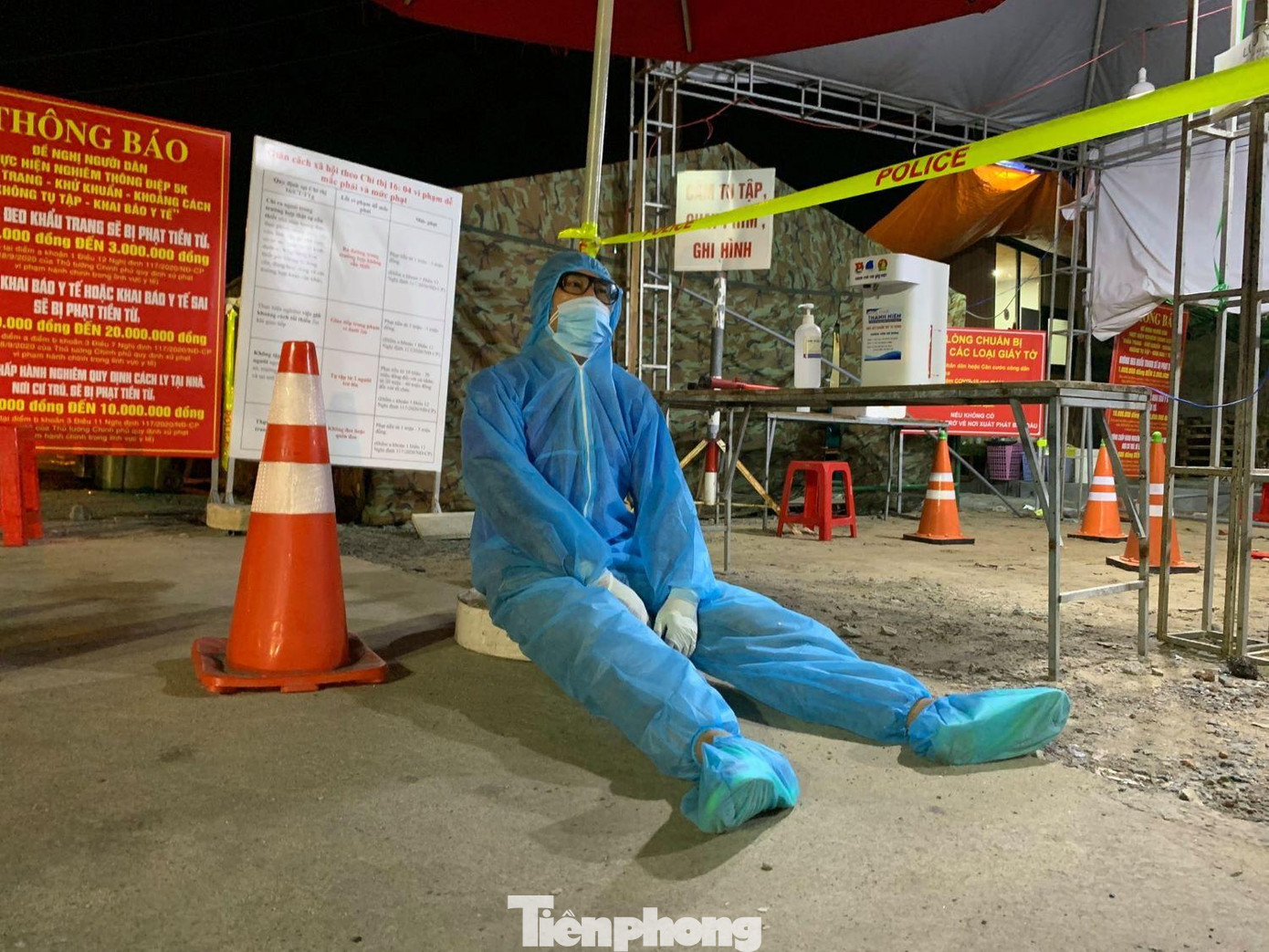 Lực lượng làm nhiệm vụ dù rất vất vả nhưng họ không nản lòng với quyết tâm sớm đẩy lùi dịch bệnh Lực lượng làm nhiệm vụ dù rất vất vả nhưng họ không nản lòng với quyết tâm sớm đẩy lùi dịch bệnh