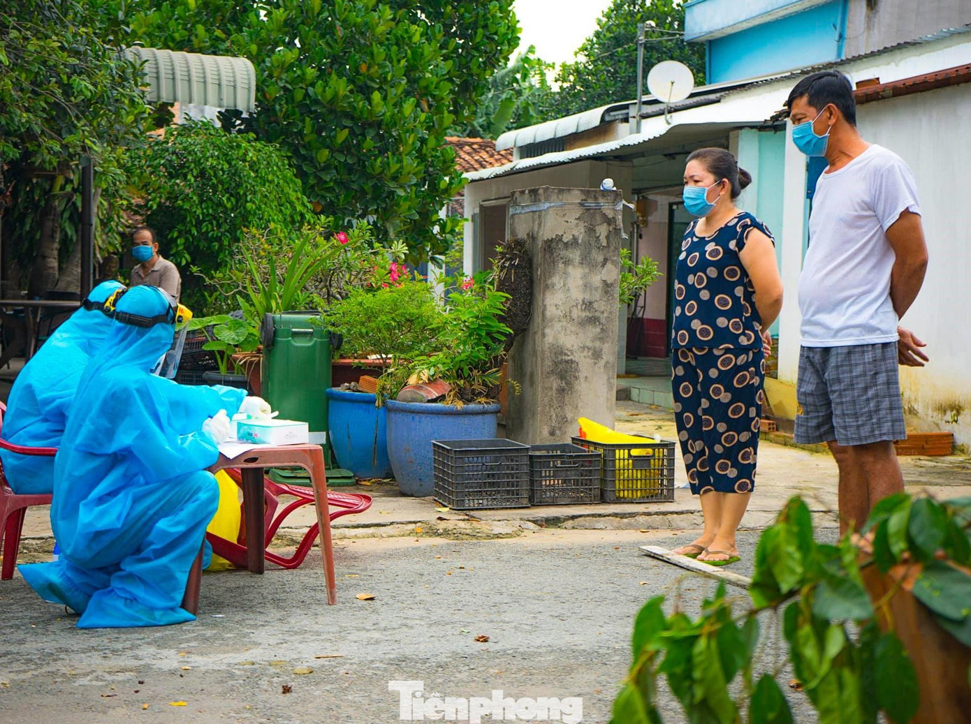 Các tổ xét nghiệm được bố trí đến điểm dân cư đảm bảo giãn cách, hạn chế người dân tụ tập Các tổ xét nghiệm được bố trí đến điểm dân cư đảm bảo giãn cách, hạn chế người dân tụ tập