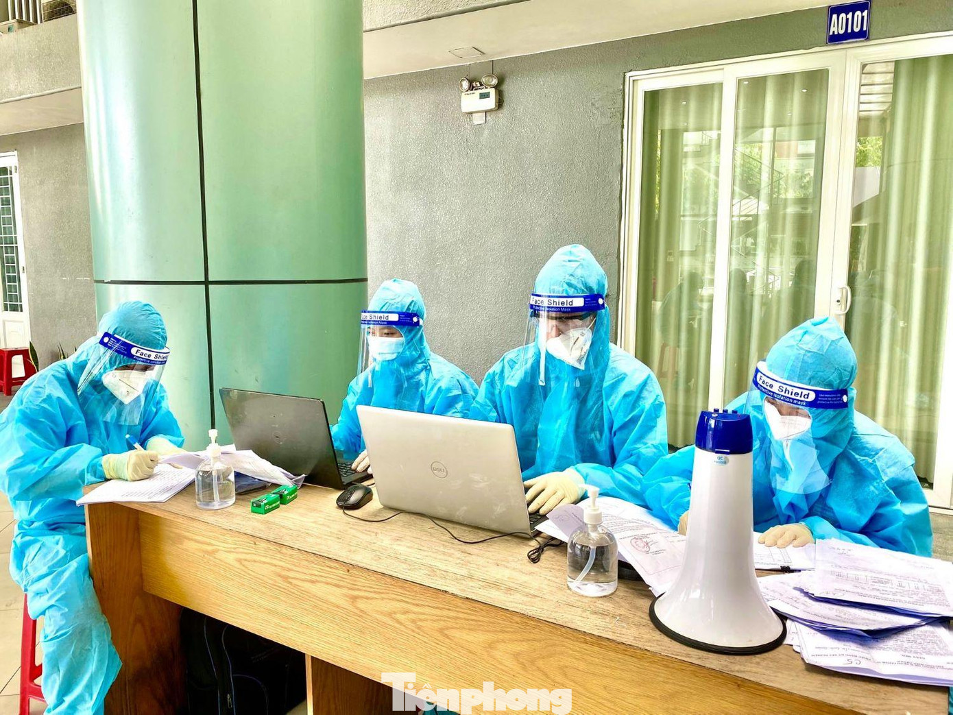 Đội hình nhập liệu làm việc cả ngày lẫn đêm trong trang phục bảo hộ kín không thoát được mồ hôi Đội hình nhập liệu làm việc cả ngày lẫn đêm trong trang phục bảo hộ kín không thoát được mồ hôi