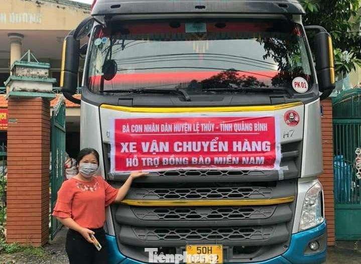 Xe chở hàng từ Quảng Bình cập bến Bình Dương với 60 tấn thực phẩm Xe chở hàng từ Quảng Bình cập bến Bình Dương với 60 tấn thực phẩm