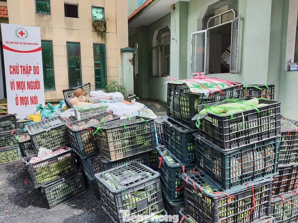 Sau khi tiếp nhận hàng từ các tỉnh, Bình Dương phân phối đến các điểm phong tỏa phát cho người dân Sau khi tiếp nhận hàng từ các tỉnh, Bình Dương phân phối đến các điểm phong tỏa phát cho người dân