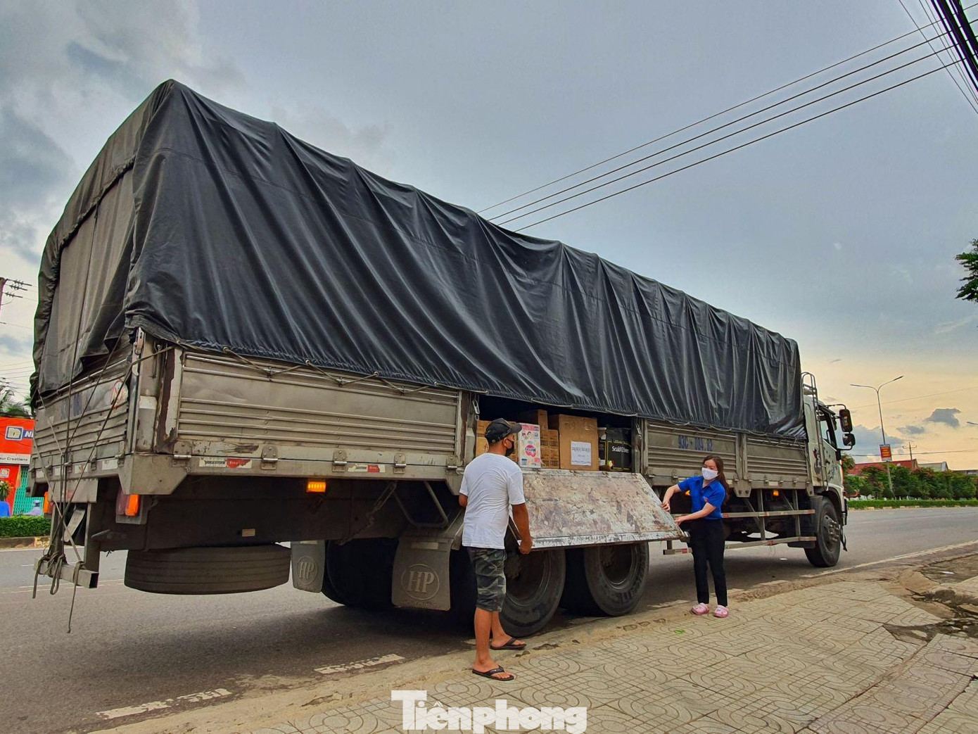 Xe chở đầy hàng chuyển từ Bình Phước đến TP.HCM Xe chở đầy hàng chuyển từ Bình Phước đến TP.HCM