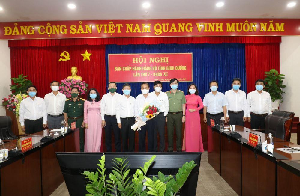 Ông Hồ Quang Điệp (cầm hoa) được bầu giữ chức Chủ nhiệm UBKT Tỉnh ủy Bình Dương Ông Hồ Quang Điệp (cầm hoa) được bầu giữ chức Chủ nhiệm UBKT Tỉnh ủy Bình Dương