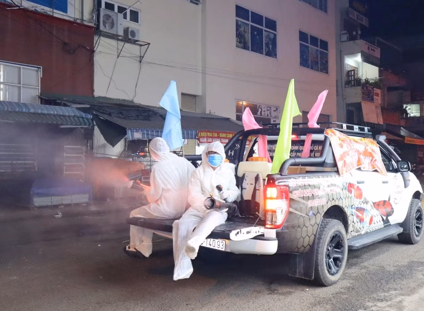 Lực lượng chức năng Bình Phước phun thuốc khử trùng